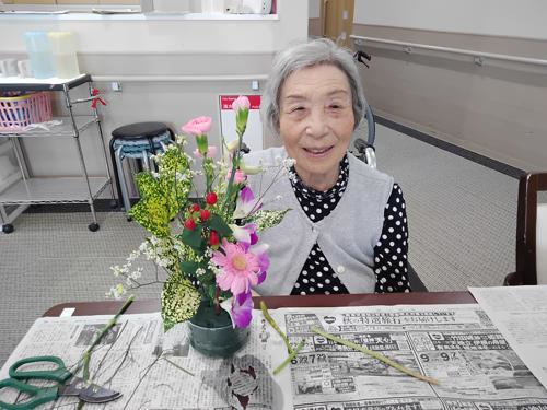 生け花 シニアフォレスト横浜戸塚 レクリエーション 株式会社メディカルケアシステム 神奈川県の横浜 湘南エリアを中心に介護付有料老人ホーム 認知症高齢者グループホーム 小規模多機能型居宅介護を運営